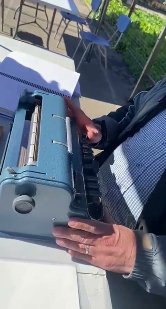 Máquina de escribir Braille en uso