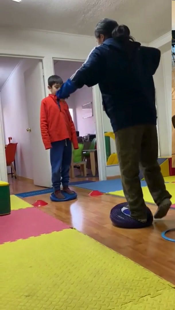 Ejercicio de equilibrio en la sala de terapia ocupacional