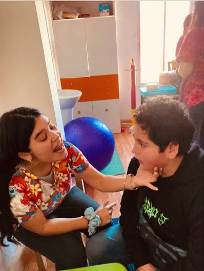 Fonoaudióloga trabajando la pronunciación con un joven