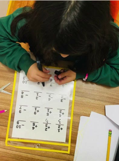 Niña resolviendo ejercicios de matemáticas en una evaluación