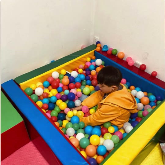 Niño jugando en la piscina de pelotas del Centro Ubuntu