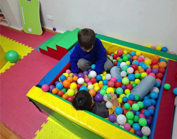 Niños jugando en la piscina de pelotas